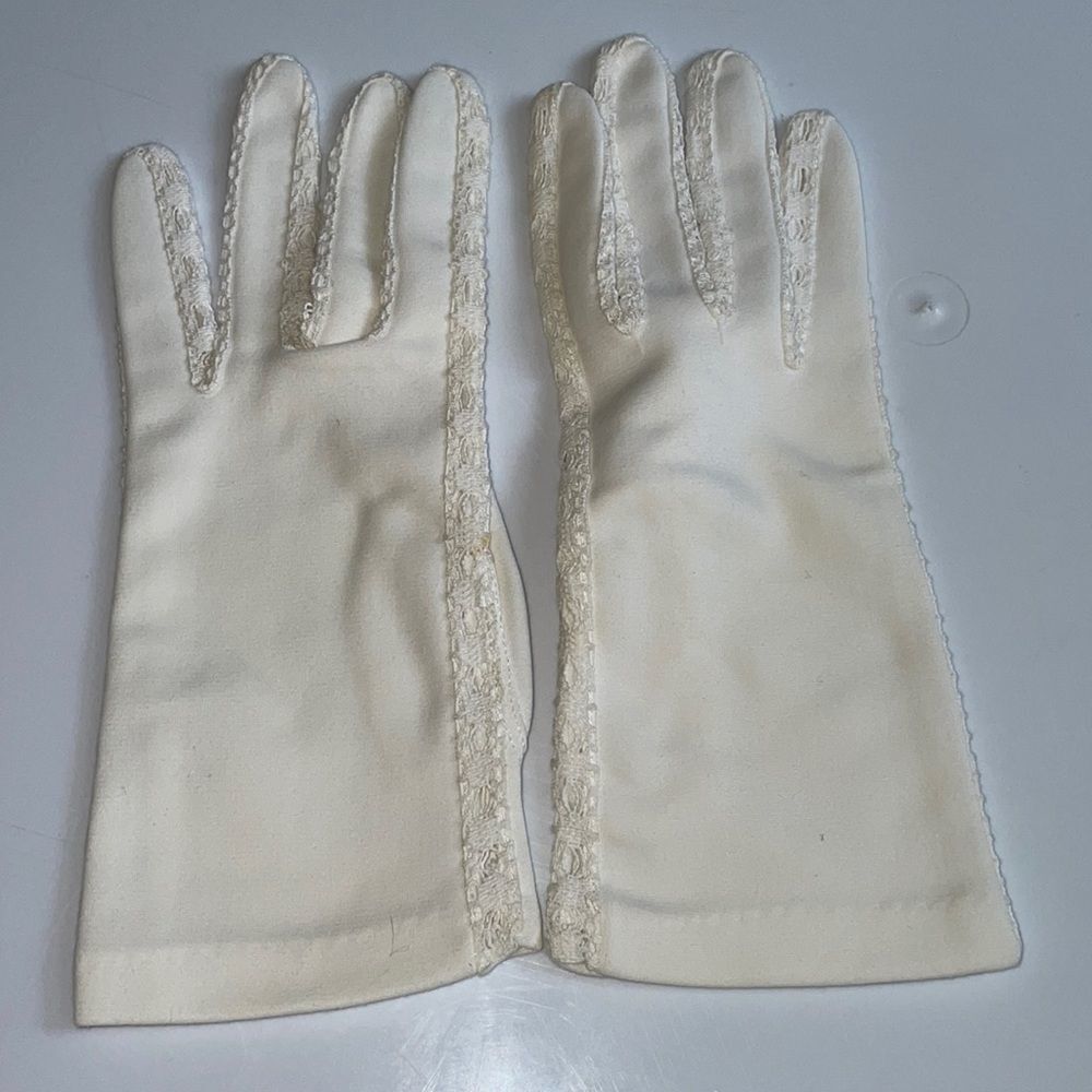 Vtg Kayser white‎ nylon gloves with lace details